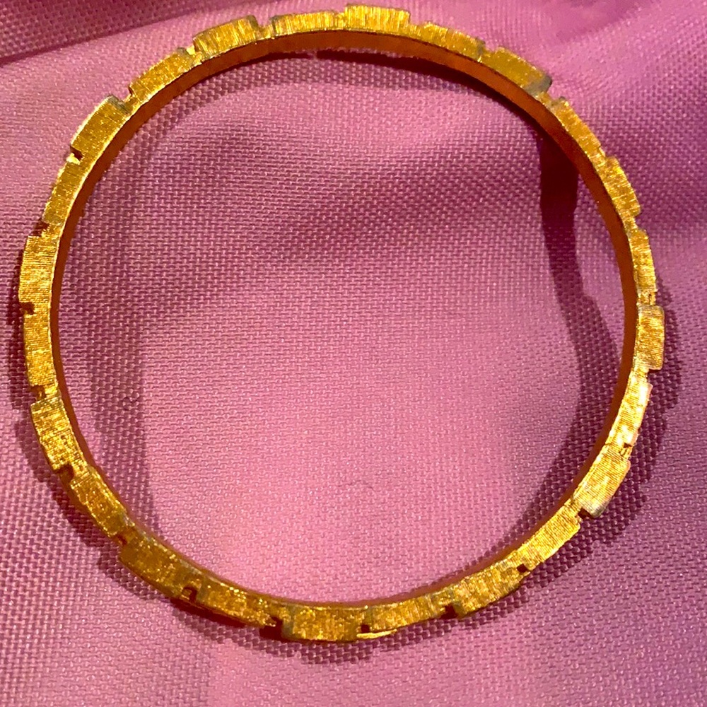 Vintage gold tone bangle bracelet